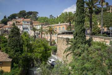 lang[meta_title] - Vue extérieure du Bellevue à Bormes les Mimosas