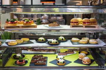 lang[meta_title] - Présentoir des pâtisseries du Bellevue